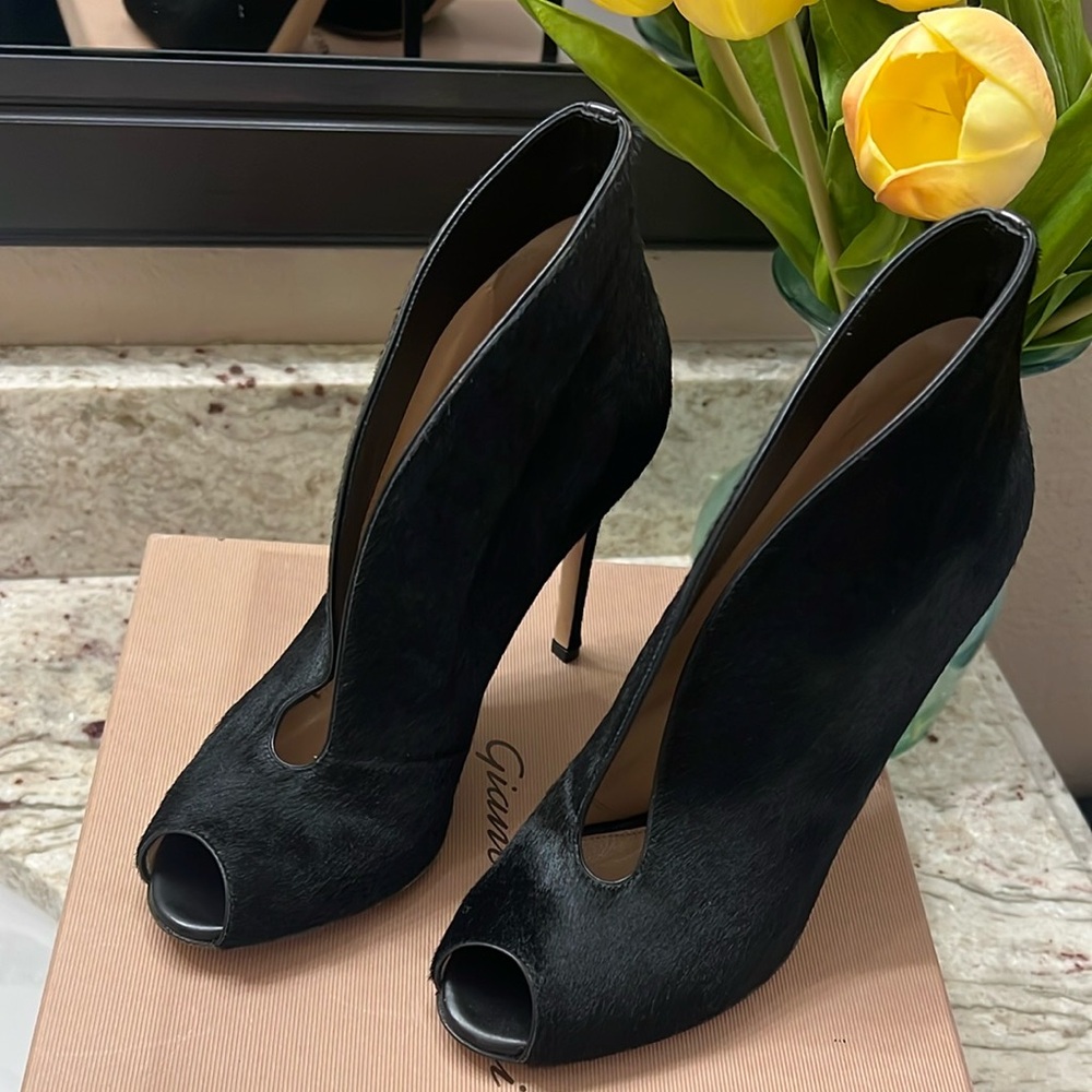 Gianvito Rossi Black Peep-Toe Heels